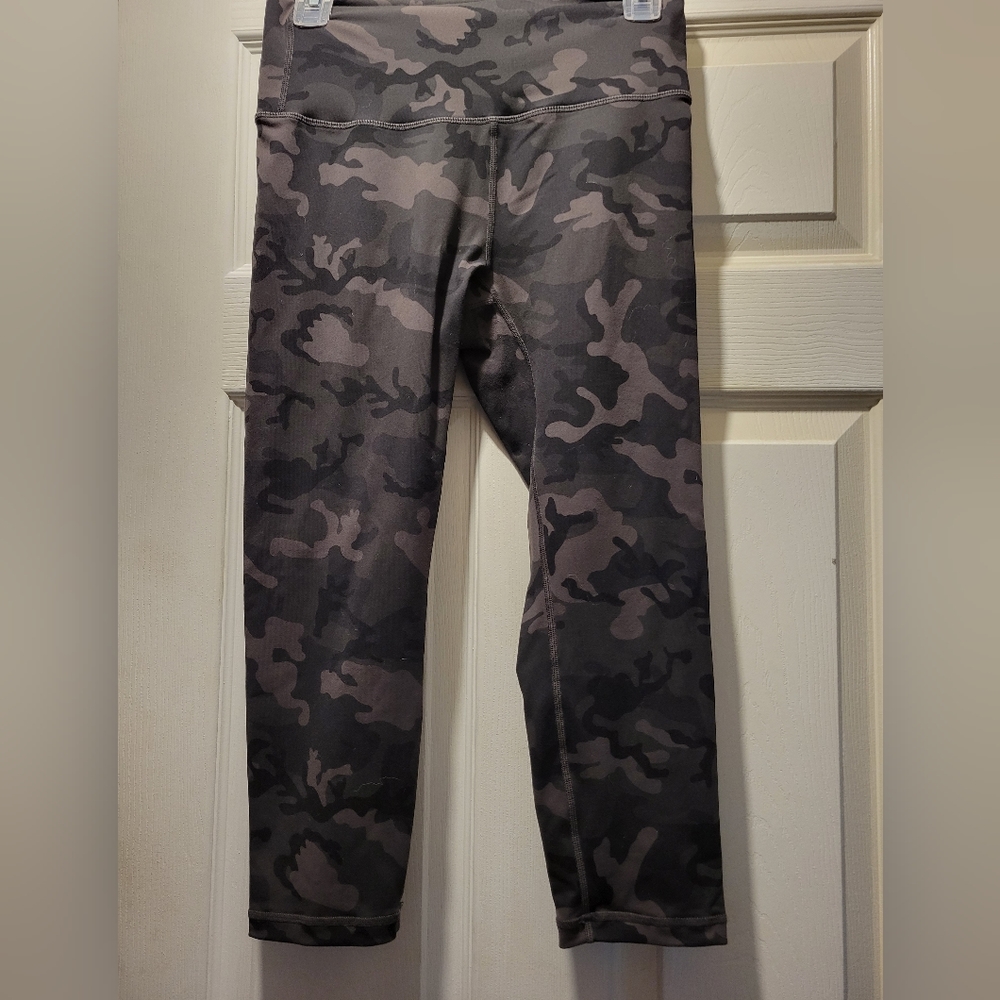 ZYIA Camo luxe capri leggings